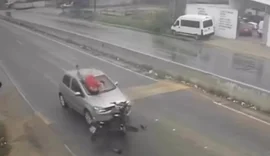 Motociclista colide frontalmente contra carro e sai ileso de acidente