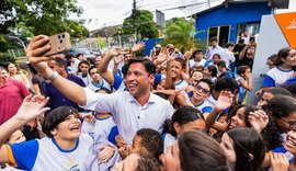 Prefeito Rodrigo Cunha entrega Escola Maceió Leitura com estrutura para 850 alunos