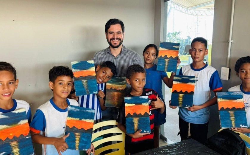 Crianças do Parque Biblioteca produzem telas inspiradas no pôr do sol da lagoa Mundaú