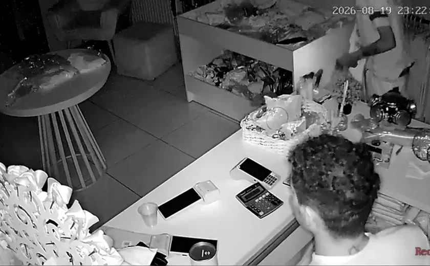 Câmera registra dupla furtando loja de roupas no Centro de Arapiraca