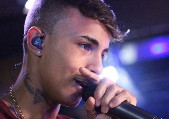 Funkeiro MC Livinho é acusado de agredir funcionário após show