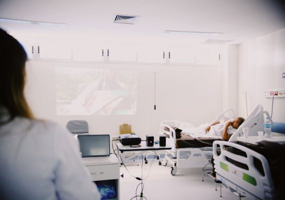 Hospital Metropolitano promove sessões de cinema para pacientes internados com a Covid-19