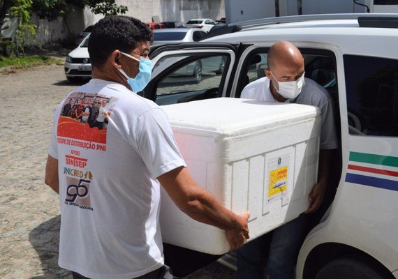 Sesau inicia distribuição de 40.920 doses da última remessa da AstraZeneca aos municípios