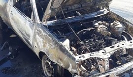 Picape incendeia na AL-101 Norte, no bairro de Jacarecica