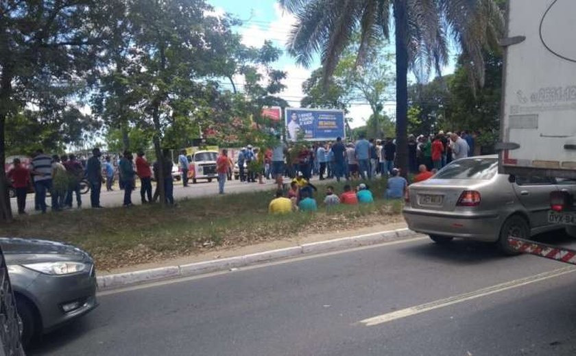 Protesto de taxistas do interior deixa trânsito lento na Avenida Durval de Góes Monteiro