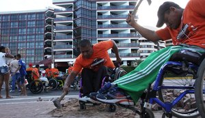 Cadeirantes voltam a quebrar calçada em busca de acessibilidade na capital