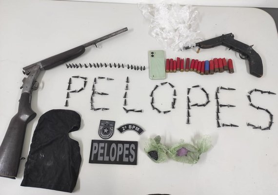 Ações da PM apreendem três armas de fogo e 1,3 kg de drogas no interior