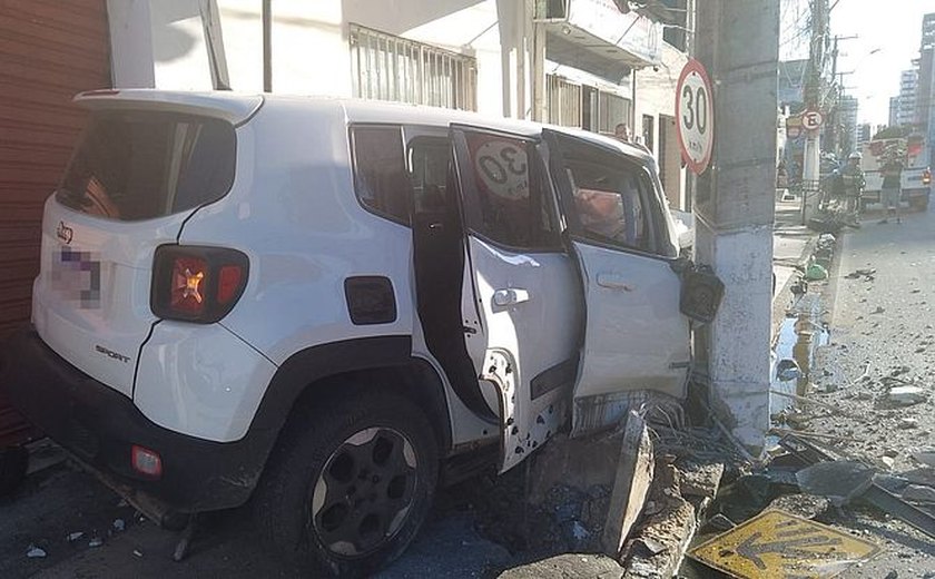 Carro bate em poste e tem a parte dianteira destruída