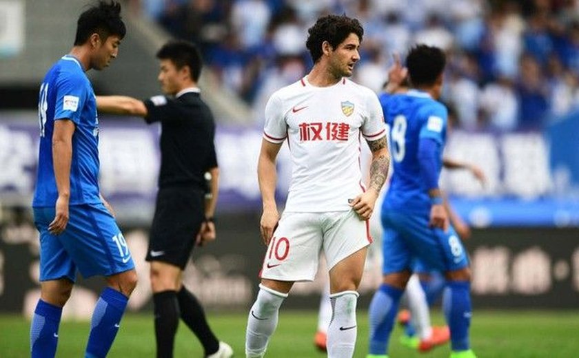 Começou mal: com Pato e Geuvânio, Tianjin perde na estreia do Chinês
