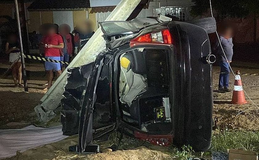 Jovem de 20 anos morre após capotar com carro e colidir em poste