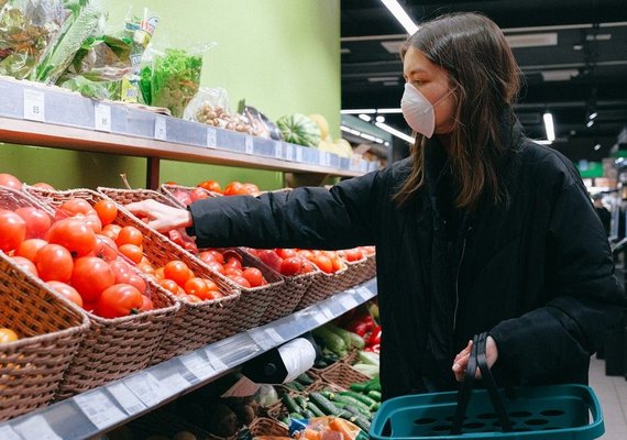 Inflação baixa não reflete em produtos consumidos por brasileiros de baixa renda; entenda