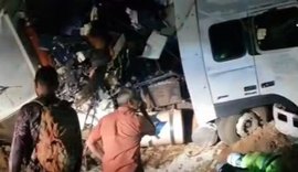 Batida entre ônibus e carreta deixa 11 mortos e mais de 40 feridos