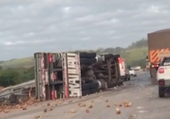 Motorista fica preso às ferragens e morre após caminhão tombar na BR-101
