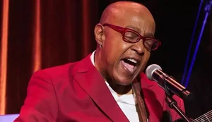 Morre o cantor Peabo Bryson, voz de clássicos da Disney como Aladdin e A Bela e a Fera