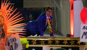 Marcelo Adnet 'paga' flexões à la Bolsonaro e leva laranjal à Sapucaí