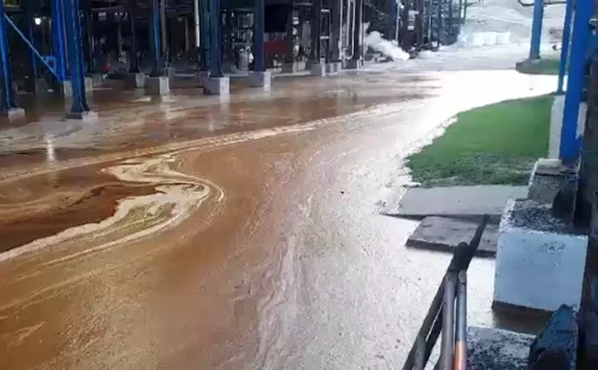 Tanque de melaço  se rompe e produto fica espalhado em área industrial da Usina Caeté