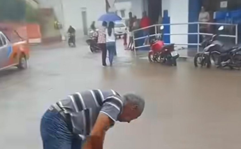 Rua no centro de Viçosa amanhece alagada após fortes chuvas