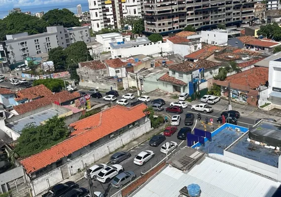 Interdição em trecho do Jaraguá para demolição de prédio causa congestionamentos em Maceió