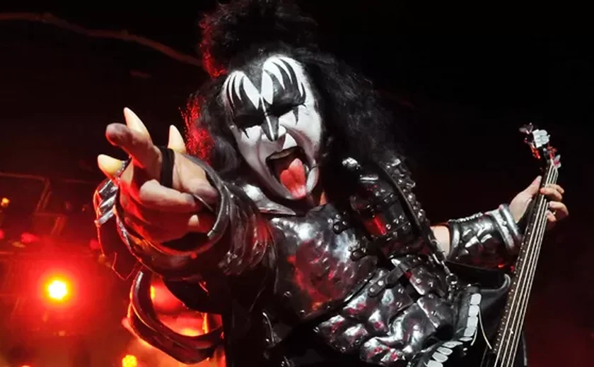 Vocalista do Kiss sofre acidente após desmaiar no volante