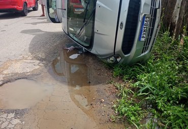 Motorista perde controle do veículo e capota em Paulo Jacinto