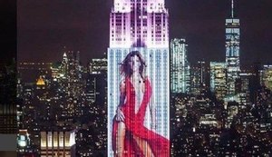 Bündchen aparece deslumbrante em projeção no Empire State, em Nova York