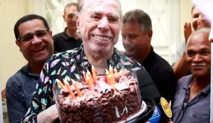 Silvio Santos recebe fãs na porta de casa e faz rara aparição em aniversário de 93 anos