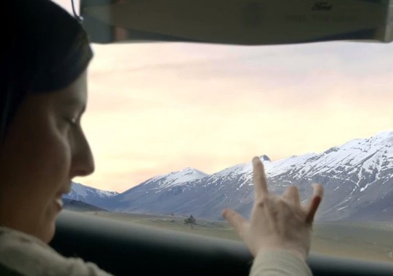 Janela inteligente de carro permite que deficiente visual 'sinta' paisagem