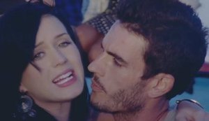 Ator de clipe de Katy Perry acusa cantora de assédio sexual: 'Abaixou minha cueca'