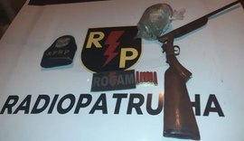 Radiopatrulha apreende drogas, arma e prende acusados de homicídio e roubo