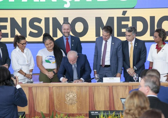 Inspirado no Cartão Escola 10 de Alagoas, Programa Pé-de-Meia é regulamentado