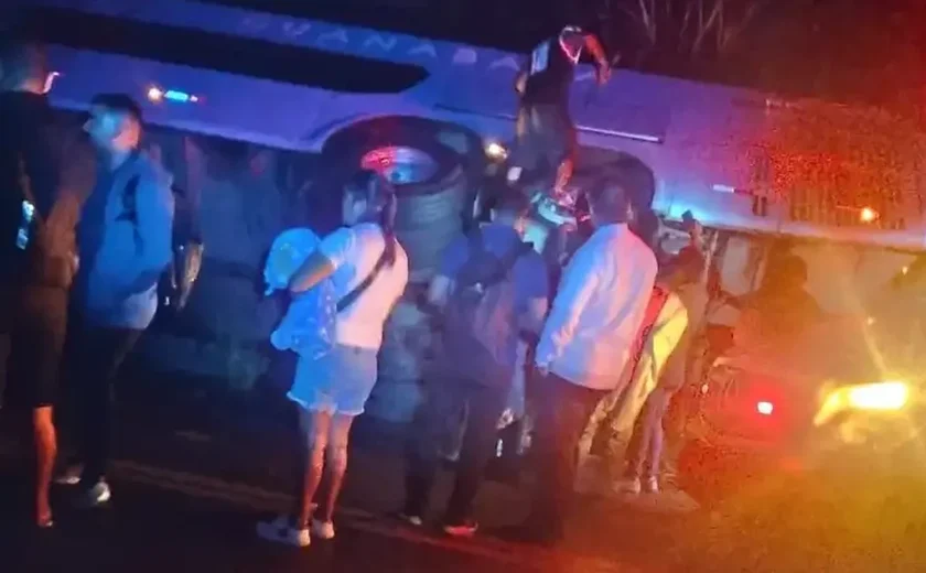 Ônibus interestadual com 20 passageiros tomba na Serra das Pias, em Palmeira dos Índios