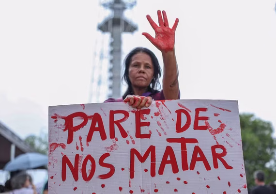 Quatro mulheres são assassinadas por dia no Brasil