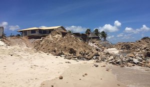 Responsável por obra na Praia do Saco é advertido por conta de entulhos na areia