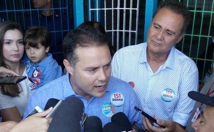 Candidato a reeleição, Renan Filho vota acompanhado do senador Renan Calheiros