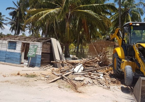 Barracas são derrubadas na praia de São Miguel dos Milagres