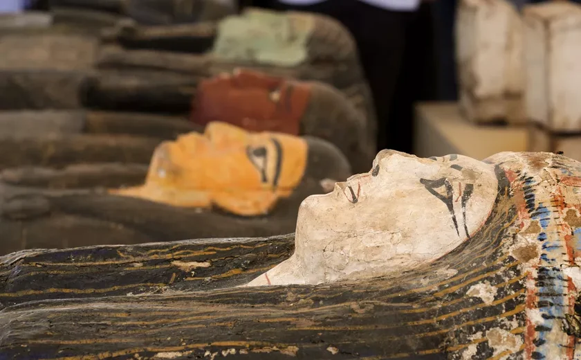 Egito revela a descoberta de 250 sarcófagos e de 150 estátuas