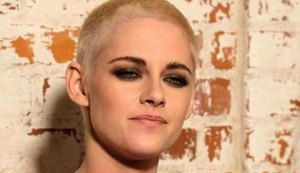 Kristen Stewart aparece careca e platinada em lançamento de filme