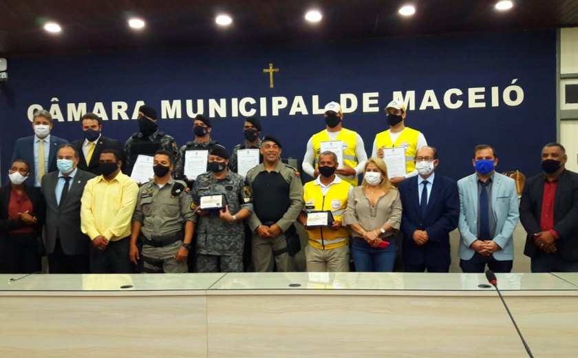 Agentes de segurança desacatados por mulher em bar são homenageados na Câmara