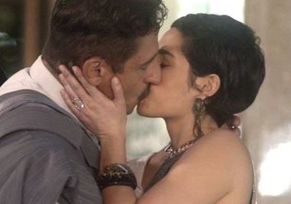 Novela 'A Lei do Amor': Yara chora ao ver beijo do marido, Misael, em Flávia