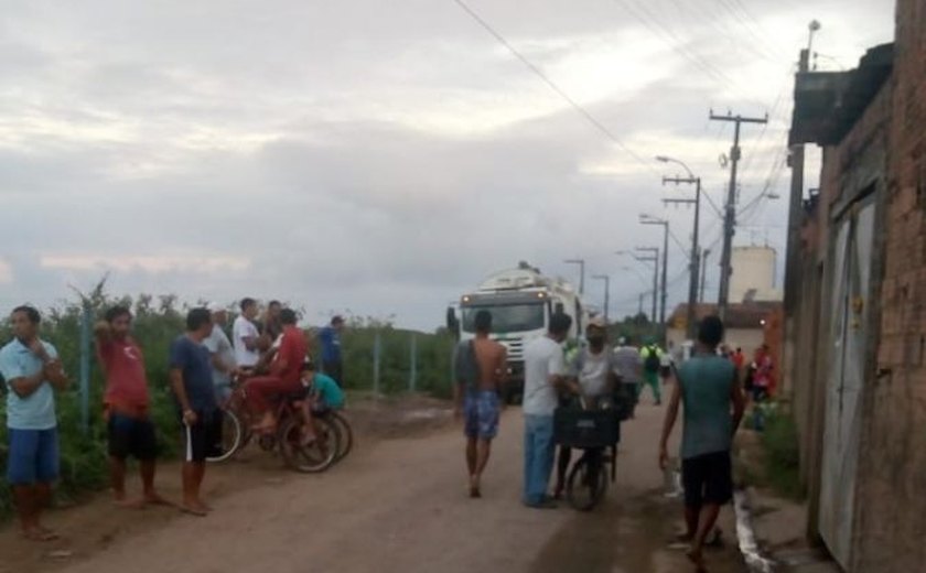 Moradores do Conjunto Carminha interditam via de acesso ao Aterro Sanitário de Maceió