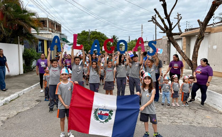 Alunos participam de desfile cívico para comemorar emancipação política de Alagoas