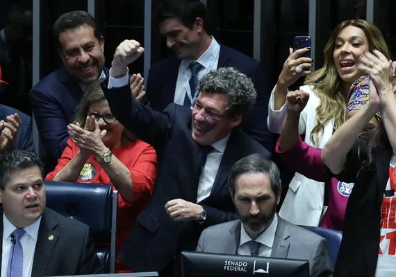 Senado aprova fim da escala 6x1 e redução da jornada de trabalho