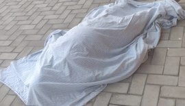 Mulher sofre parada cardíaca e morre em praça pública durante bebedeira em São Miguel