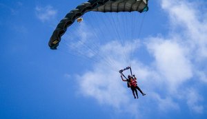 Mulheres saltam de paraquedas e reforçam o combate ao câncer de mama