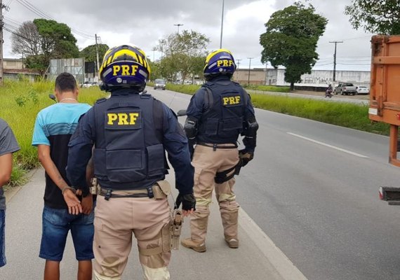 Mais dois veículos são recuperados e três homens são detidos pela PRF em Alagoas