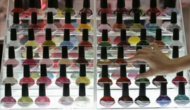 Estudo mostra como glitter usado no carnaval contamina rios e oceanos