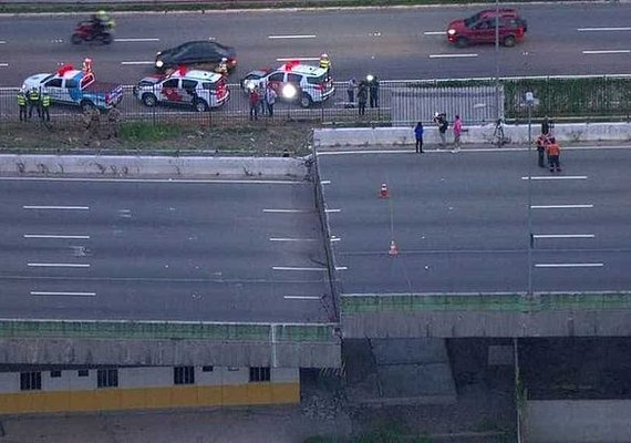 Viaduto cede e interdita trânsito na Marginal Pinheiros
