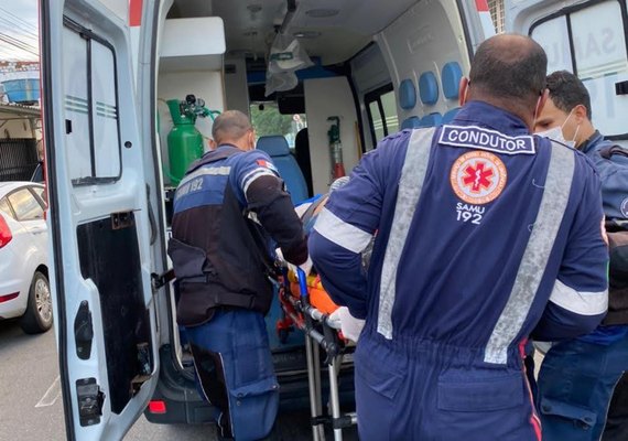 Motociclista bêbado causa acidente com três feridos; esposa teve fratura exposta