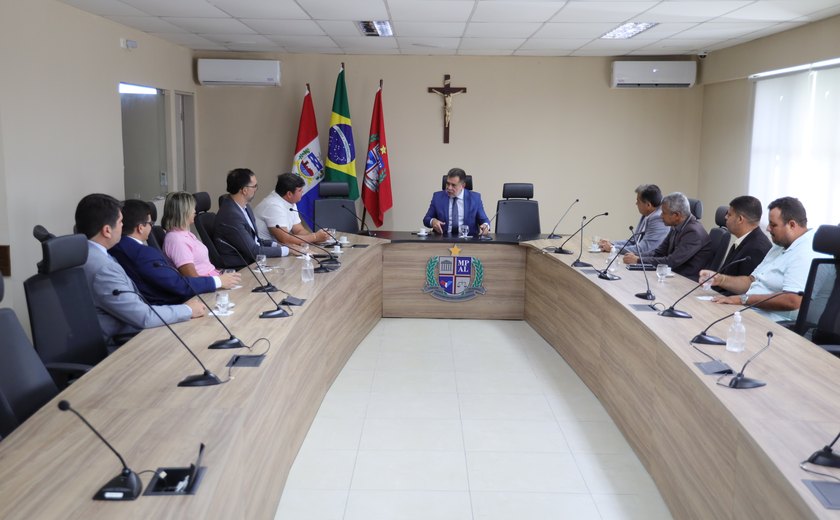 Procurador-geral de Justiça reúne vereadores e anuncia medidas contra problemas da BRK