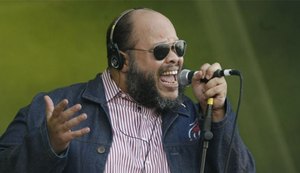 Cantor Ed Motta se envolve em confusão e joga cadeira em bar